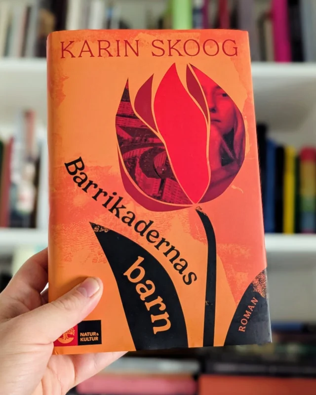För vad som börjar bli ganska många år sedan jobbade jag på Tumba bibliotek, med en hop alldeles övermänskliga kollegor - däribland Karin Skoog. Vi har båda hunnit gå vidare till andra jobb flera gånger om, och båda tampats med skrivprojekt som vi bytt några ord om emellanåt. Själv kämpar jag vidare med mitt, men Karin har blivit klar med sitt, och det känns ju väldigt hoppfullt! Ser väldigt mycket fram emot att läsa denna vackra bok 🔥🏵️🔥
