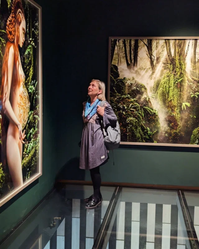 På väg till Göteborg och jobb, efter fem intensiva påskdagar med mamma i Malmö. Vi hann med konsthall, konstrunda och fotomuseet i Falsterbo, åt och fikade gott, såg solnedgångar från kallbadhus och skybar, fick vår dagliga frukost i en källare från 1300-talet, flanerade mellan 13 000 och 30 000 steg per dag i parker och på stan, pratade en massa och hade det allmänt trevligt. (Jag vågade INTE gå ut på det genomskinliga golvet i första bilden...)