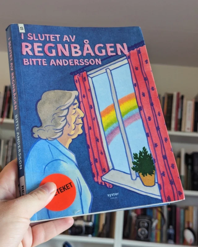 Har till slut läst den här fina, men alls inte gulliga, enkla men samtidigt komplexa serieromanen om sorg, hemlighållande, ensamhet och gemenskap.

Marja flyttar ytterst motvilligt till ett äldreboende för hbtq-seniorer, men trots hennes initiala motvilja mot de andra boende så väntar både vänskapen och kärleken runt hörnet...

Rekommenderas varmt!

#boktips #serieromaner #hbtqböcker #hbtqlitteratur #queerlitteratur #bitteandersson #islutetavregnbågen