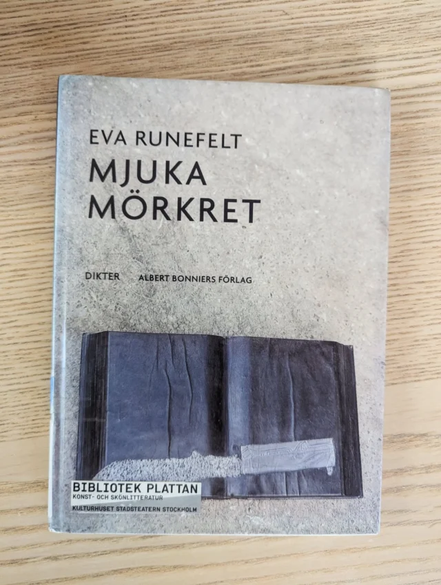 Jag har försökt läsa Eva Runefelts diktsamlingar flera gånger tidigare, men aldrig riktigt kommit in i dikterna. Även nu är de märkvärdigt avvisande - jag måste läsa varje dikt flera gånger, och är ändå ofta inte helt säker på att jag når ända fram. Men jag är glad över att jag envisades så, för jag tycker enormt mycket om de dikter jag verkligen lyckas komma i kontakt med.

Att någon annan biblioteksbesökare blivit så inspirerad att hen skrivit en egen dikt i boken (om än inte av samma poetiska halt), förhöjde låneläsupplevelsen!

#diktsamling #poesi #lyrik #dikter #boktips #mjukamörkret #evarunefelt