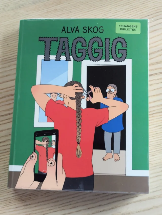 Alva Skogs debut "Taggig" är en serieroman om att landa i en ickebinär könsidentitet, komma ut och hitta sig själv i relation till omgivningen. En något tunn dramaturgi bitvis, men väldigt snyggt tecknad och klart läsvärd!

#alvaskog #taggig #serieromaner #tecknadeserier #boktips #hbtqilitteratur #queerlitteratur #translitteratur #transböcker #hbtqiböcker
