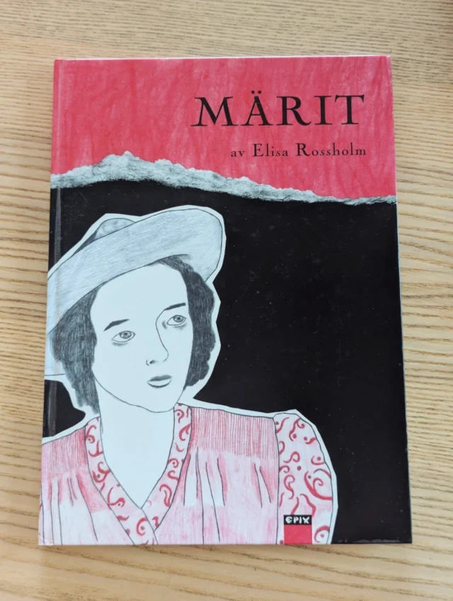 Jag har för länge sedan läst och gillat Elisa Rossholms serieromaner om Victoria Benedictsson och Mary Wollstonecraft, "Jag hör icke till något läger" (2011) och "Jag sträcker ut handen mot evigheten" (2012). " Därför blev jag väldigt glad när jag stötte på "Märit", som kom 2021 och som jag helt missat.

Den liknar inte riktigt de tidigare - handlar inte om en klassisk författare utan om helt vanlig svensk kvinnas minnen, och saknar de karakteristiska collageinslagen. Blyertsteckningarna är friare, men ändå tydligt rossholmska.

Riktigt lika golvad blev jag inte heller, men jag är oavsett väldigt glad över att ha läst "Märit" - och håller nu på med Rossholms "Lammen från Le Mans" (2017).

#boktips #läsning #serieromaner #serier #tecknadeserier #elisarossholm